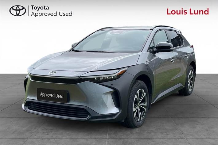 Grå Toyota BZ4X fra 2025 set udefra