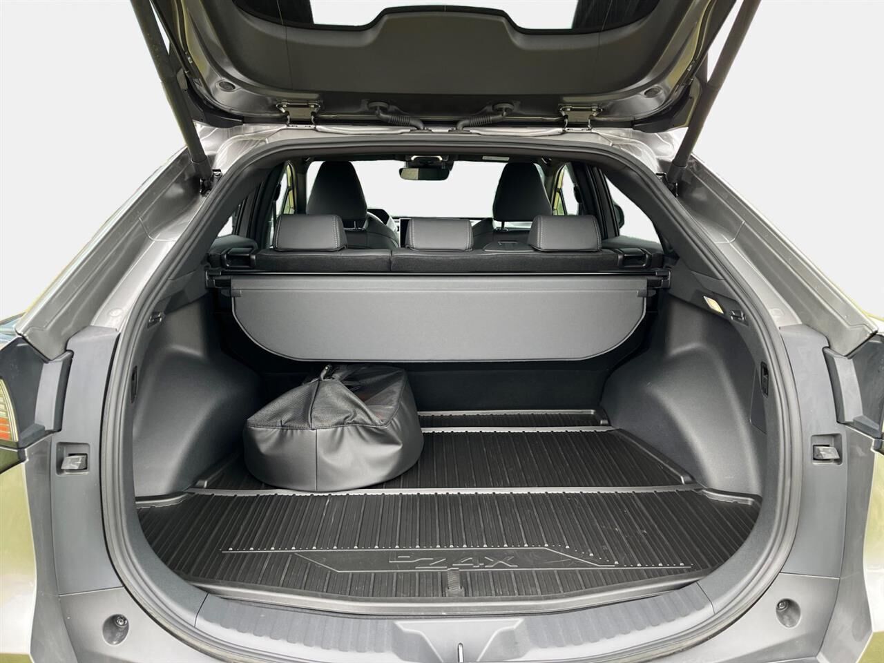 Grå Toyota BZ4X fra 2025