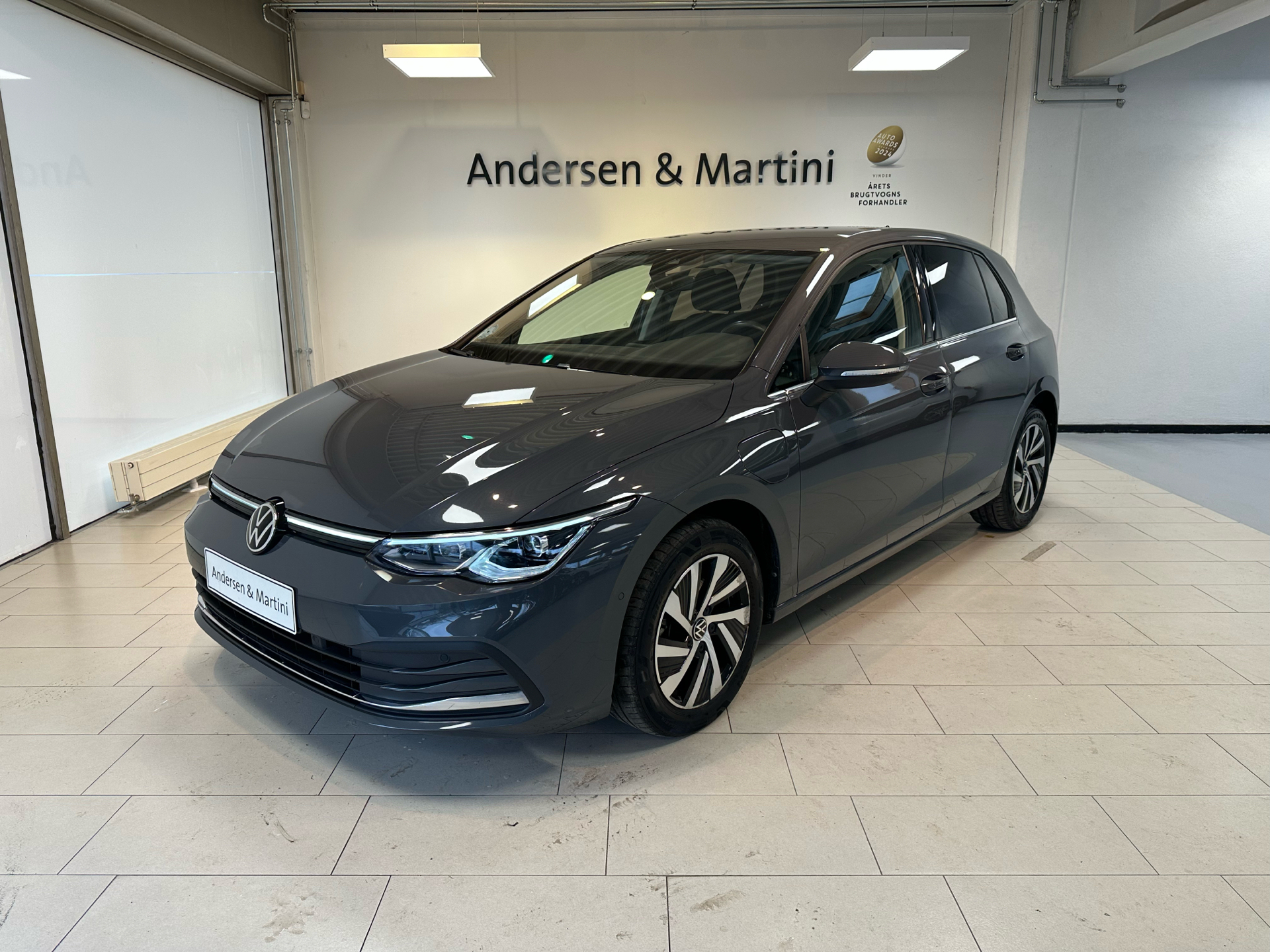 Grå VW Golf fra 2021 set udefra