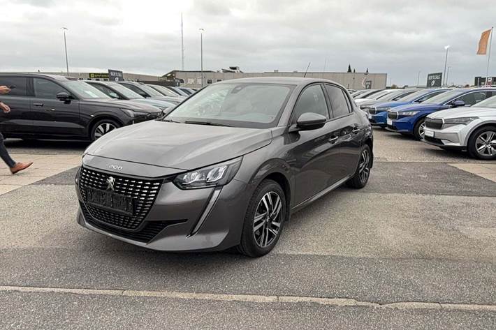Grå Peugeot 208 fra 2021 set udefra