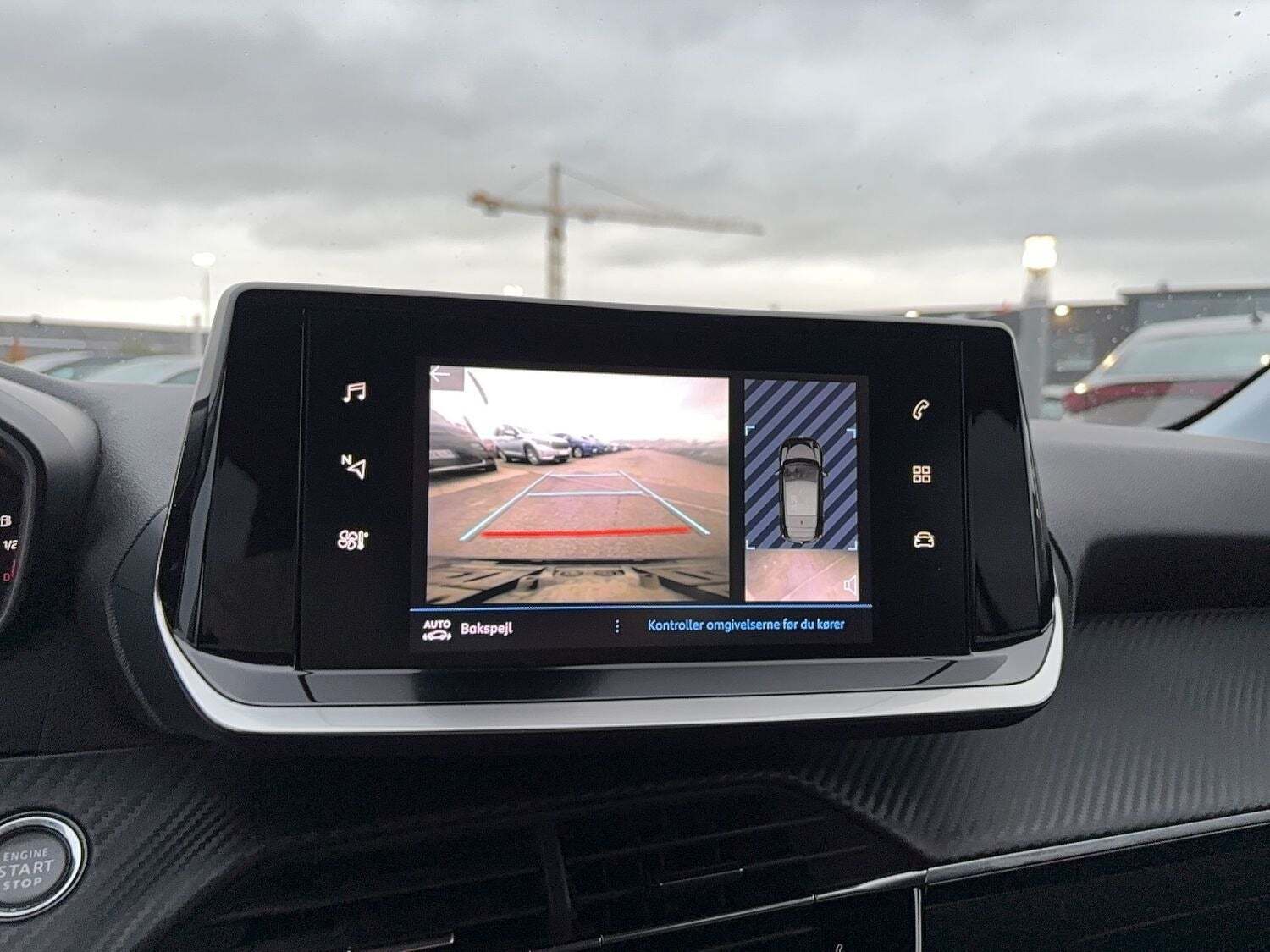 Grå Peugeot 208 fra 2021