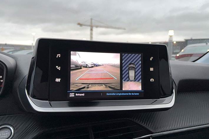 Grå Peugeot 208 fra 2021