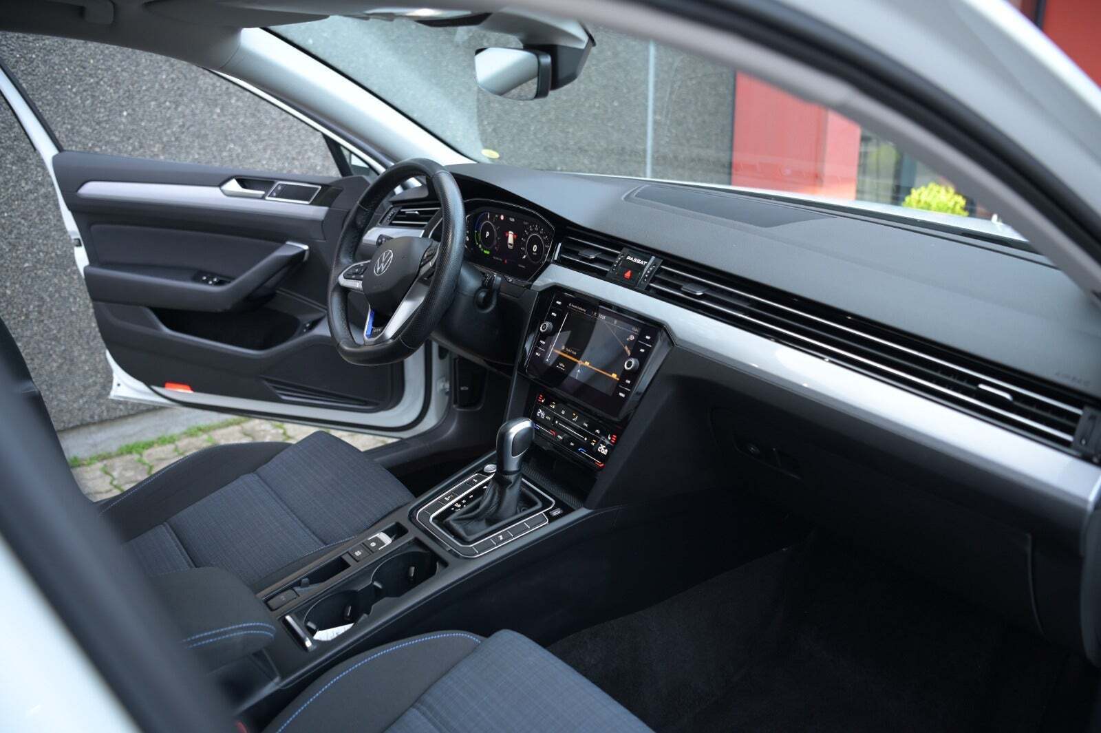 Hvid VW Passat fra 2022