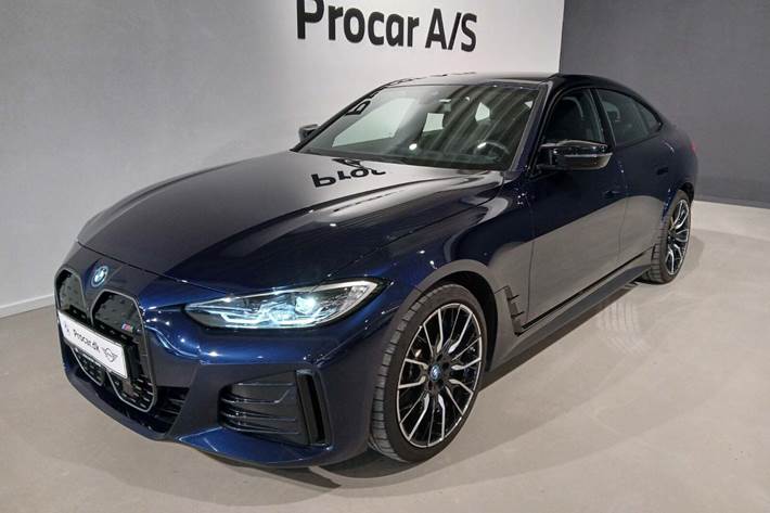 Blå BMW i4 fra 2024 set udefra