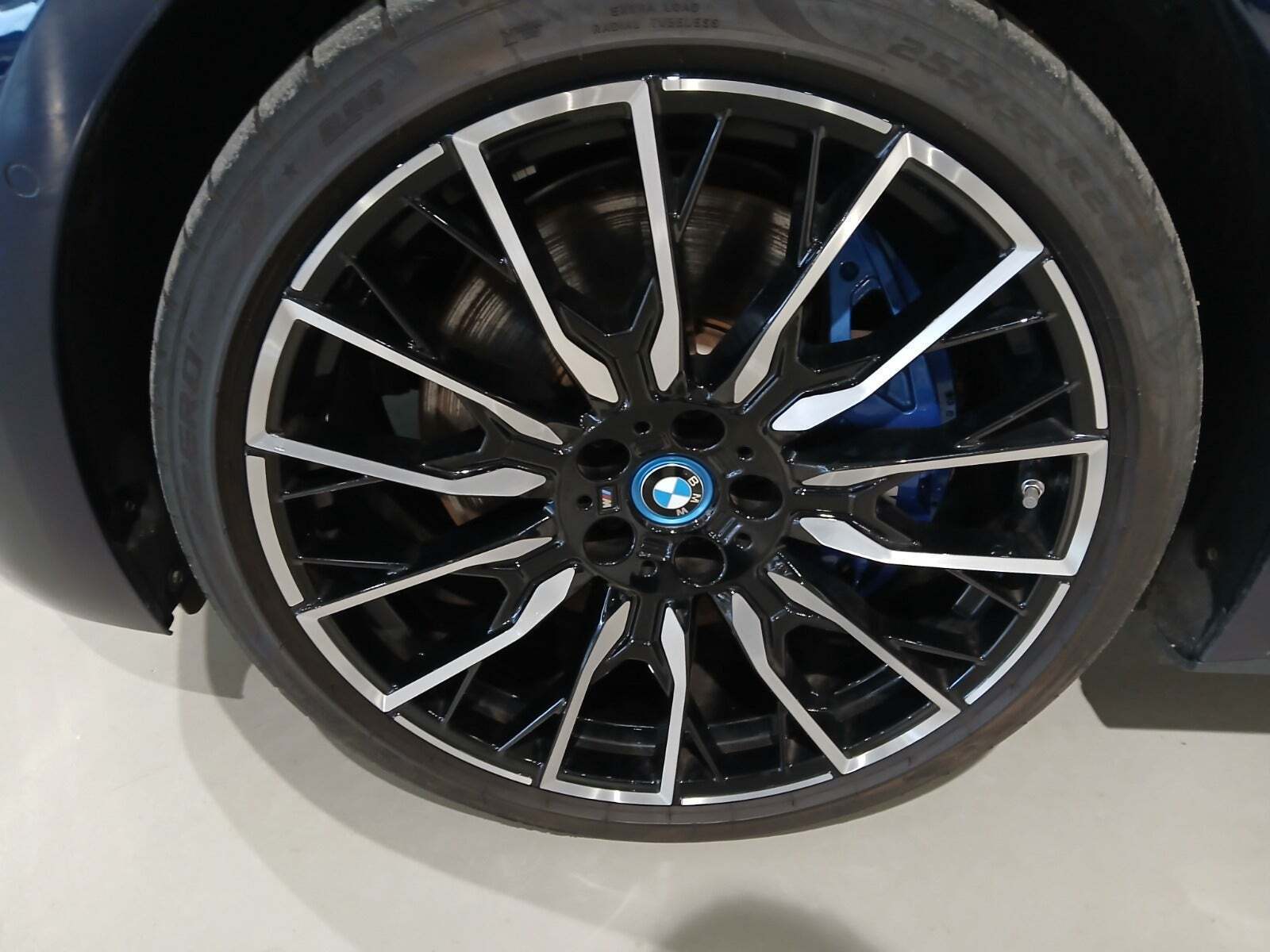 Blå BMW i4 fra 2024