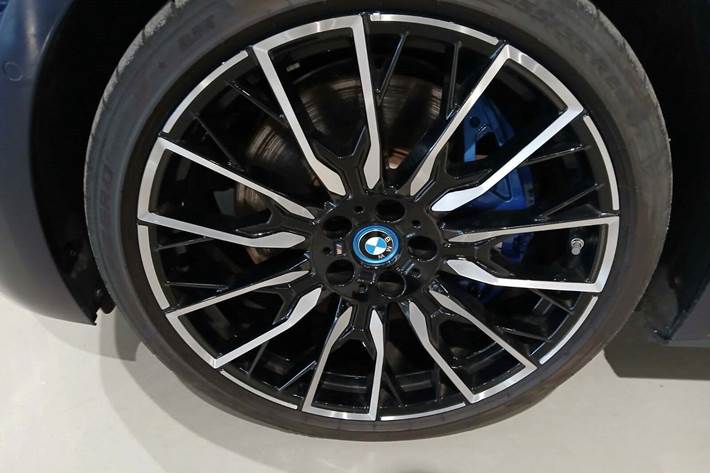 Blå BMW i4 fra 2024