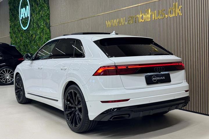 Hvid Audi Q8 fra 2025