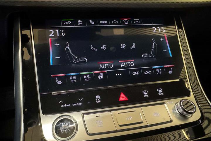 Hvid Audi Q8 fra 2025