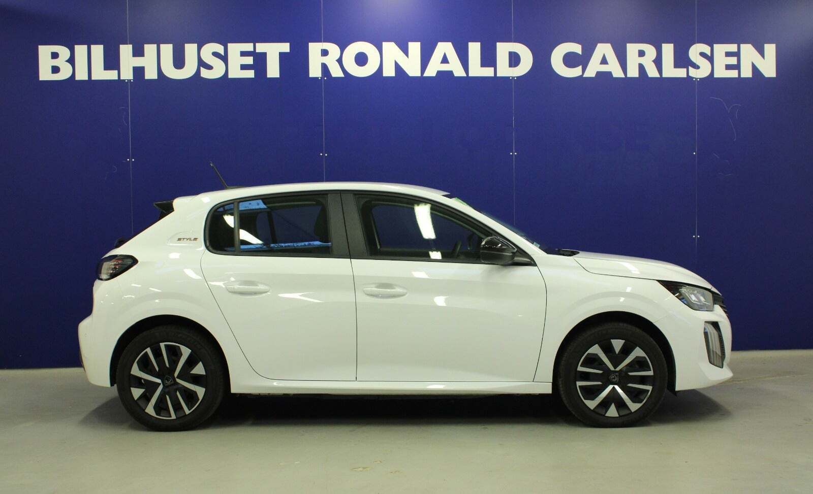 Hvid Peugeot e-208 fra 2025