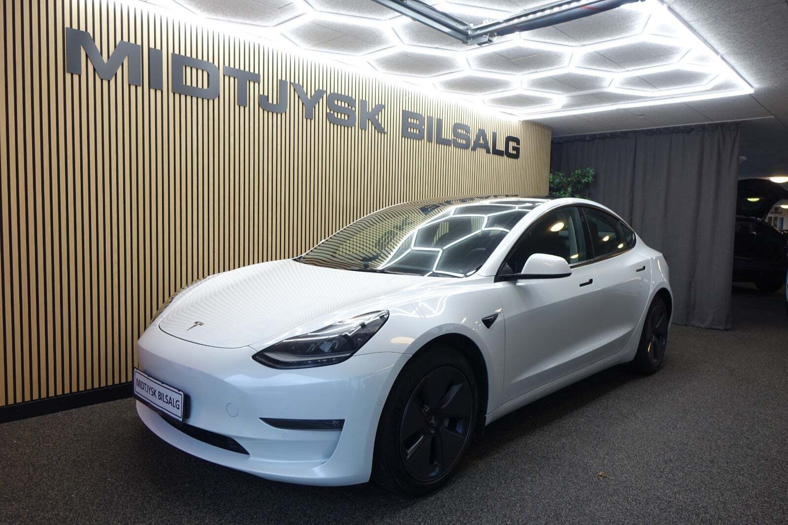 Hvid Tesla Model 3 fra 2022 set udefra