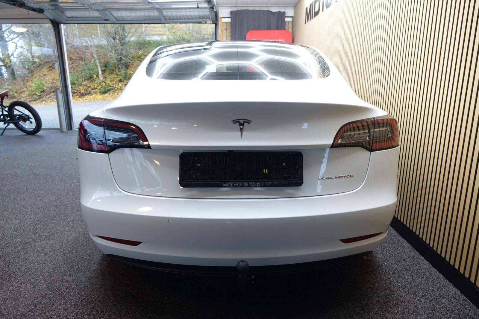 Hvid Tesla Model 3 fra 2022