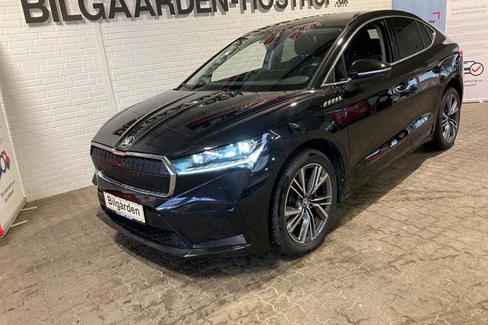 Sort Skoda Enyaq fra 2023 set udefra