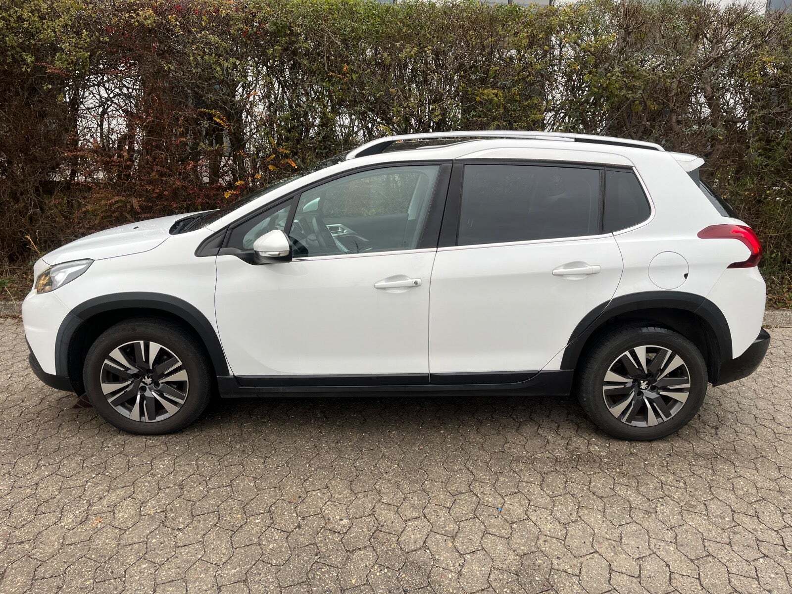 Peugeot 2008 1,2 PureTech 110 Prestige Sky