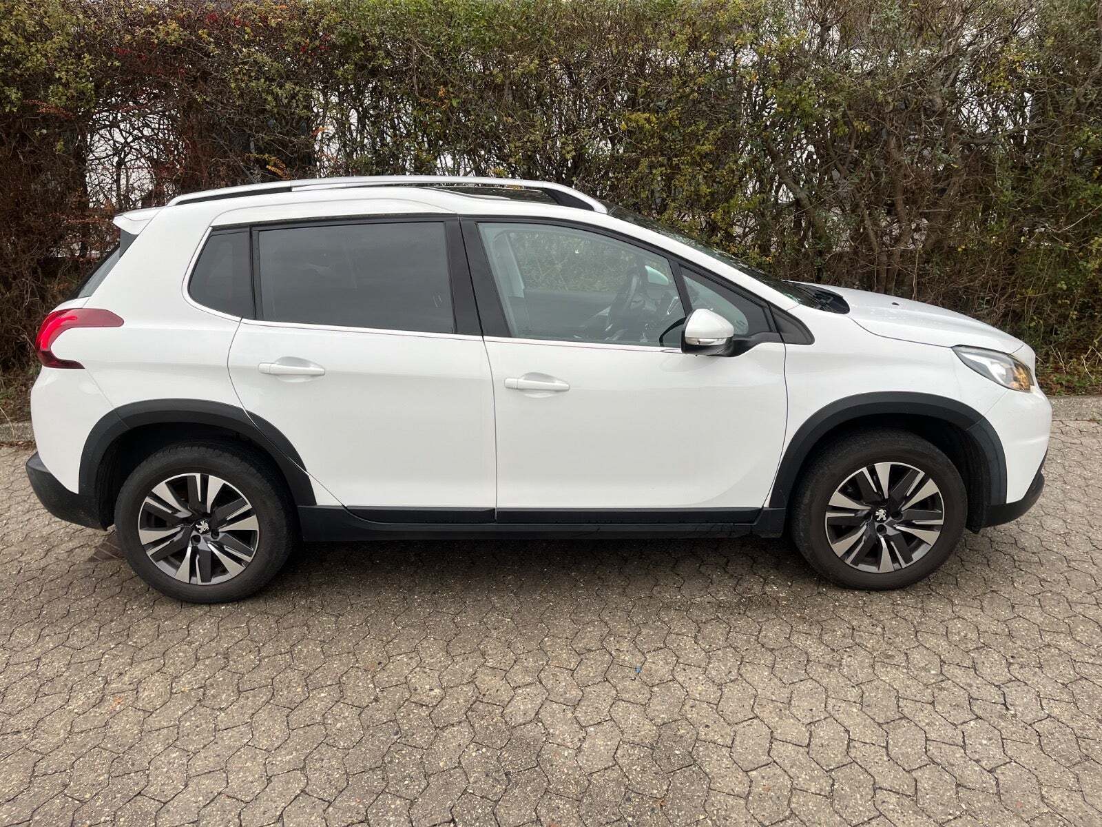 Peugeot 2008 1,2 PureTech 110 Prestige Sky
