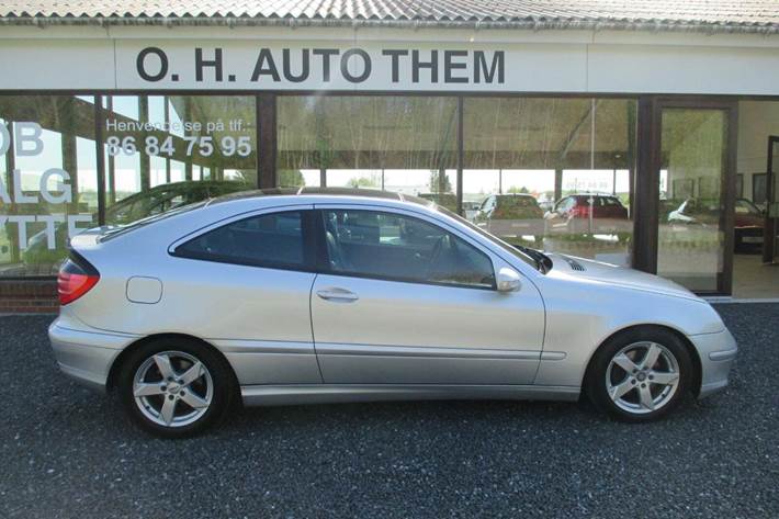 Sølv Mercedes C200 fra 2001