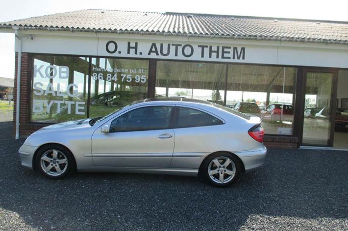 Sølv Mercedes C200 fra 2001
