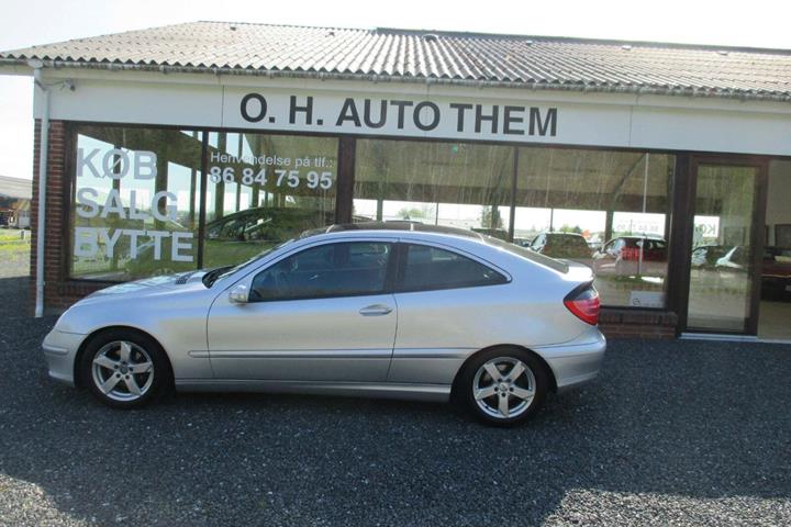 Sølv Mercedes C200 fra 2001