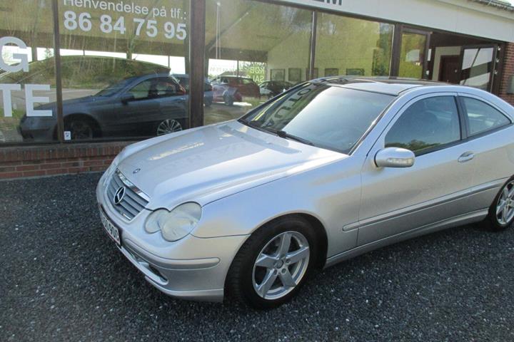 Sølv Mercedes C200 fra 2001
