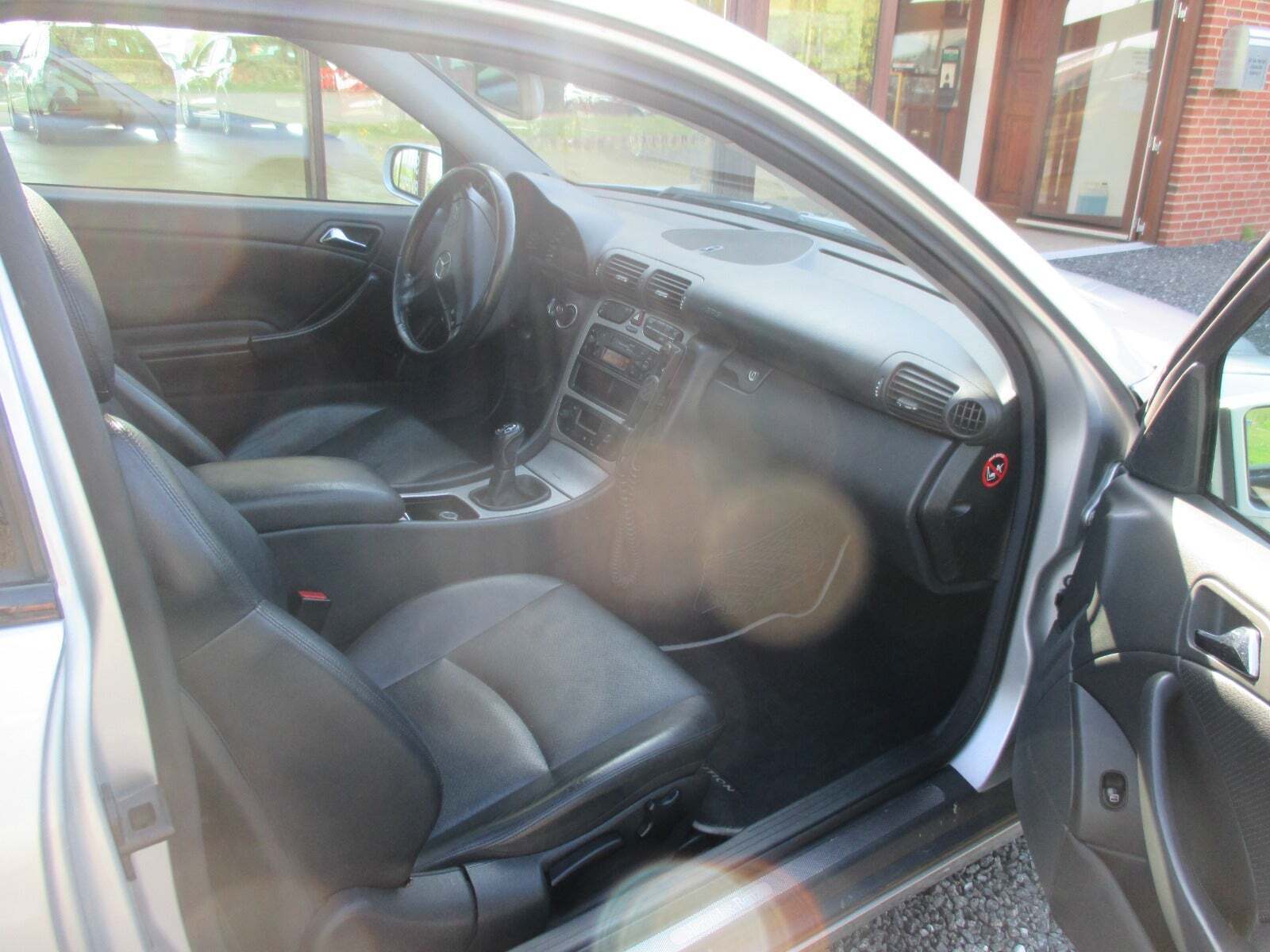 Sølv Mercedes C200 fra 2001