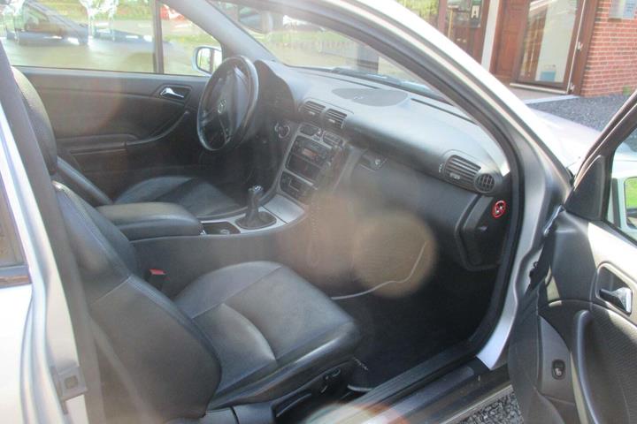 Sølv Mercedes C200 fra 2001