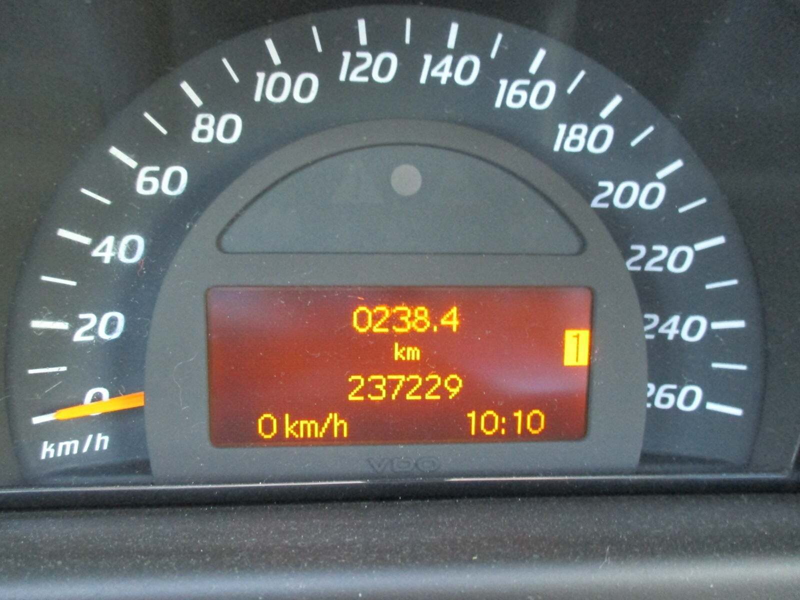 Sølv Mercedes C200 fra 2001