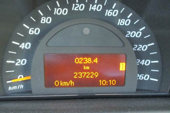 Sølv Mercedes C200 fra 2001