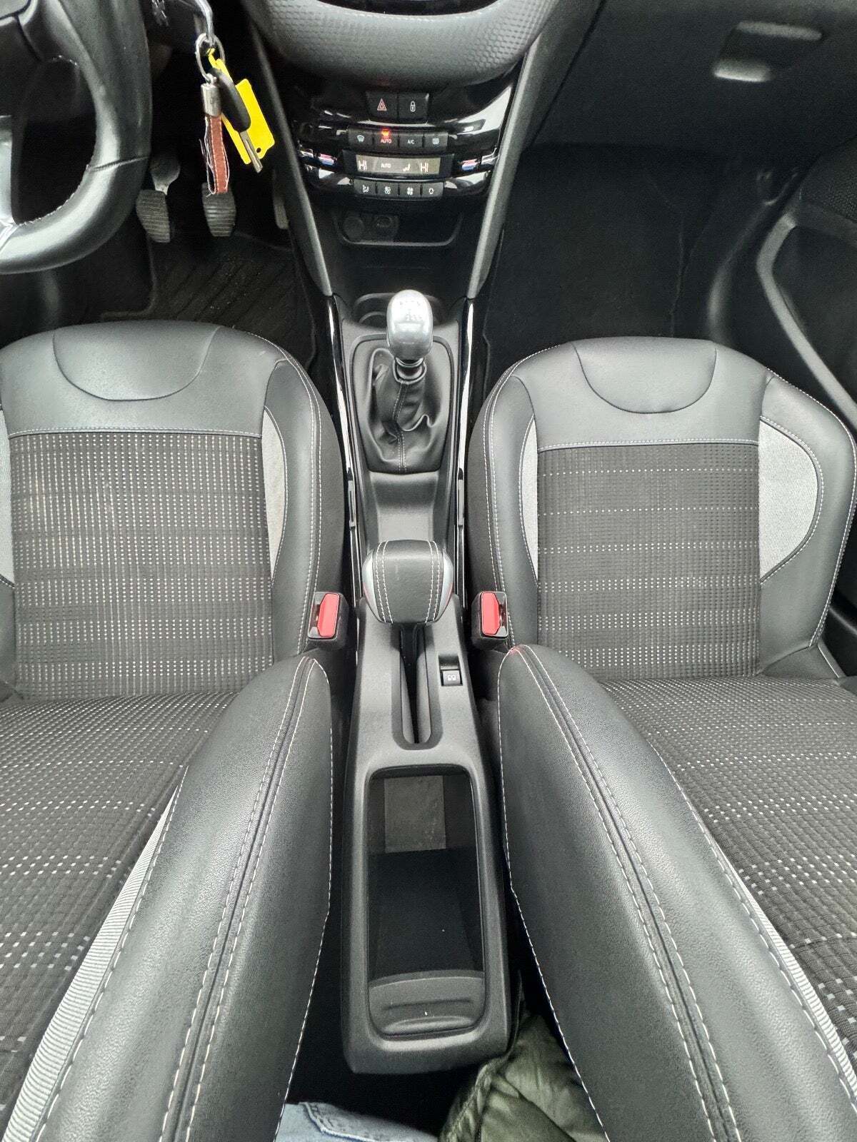 Grå Peugeot 2008 fra 2019