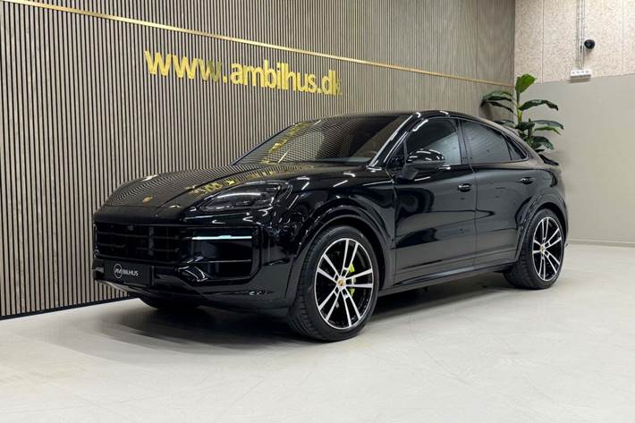 Sort Porsche Cayenne fra 2024 set udefra