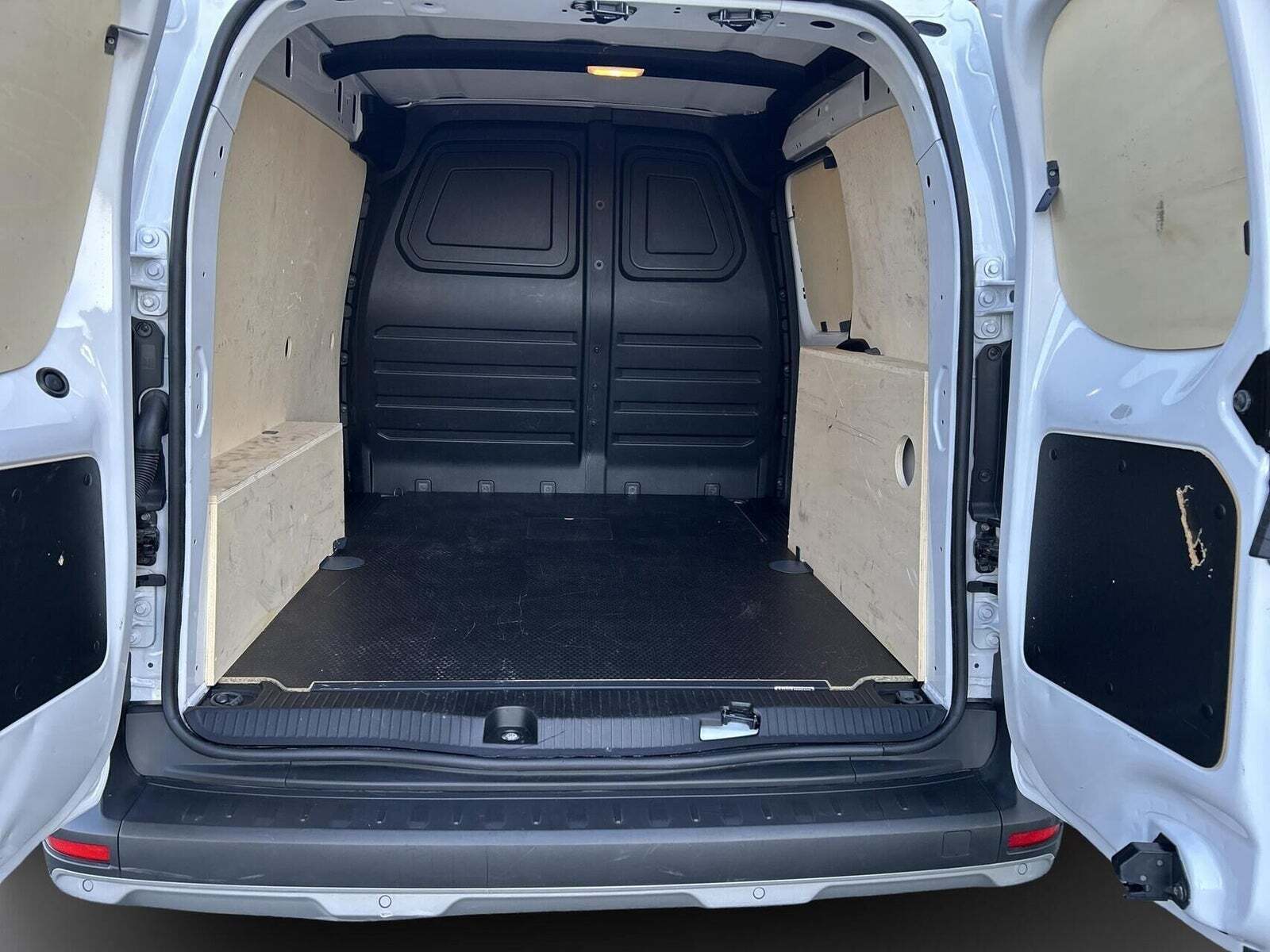 Hvid Nissan Townstar fra 2023