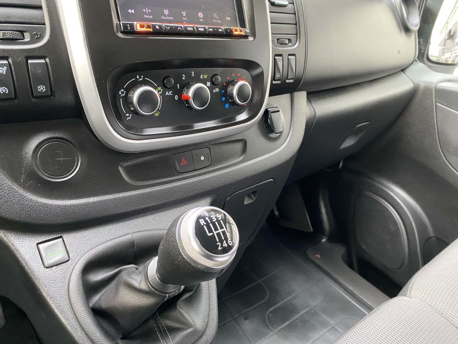 Hvid Renault Trafic T29 fra 2022