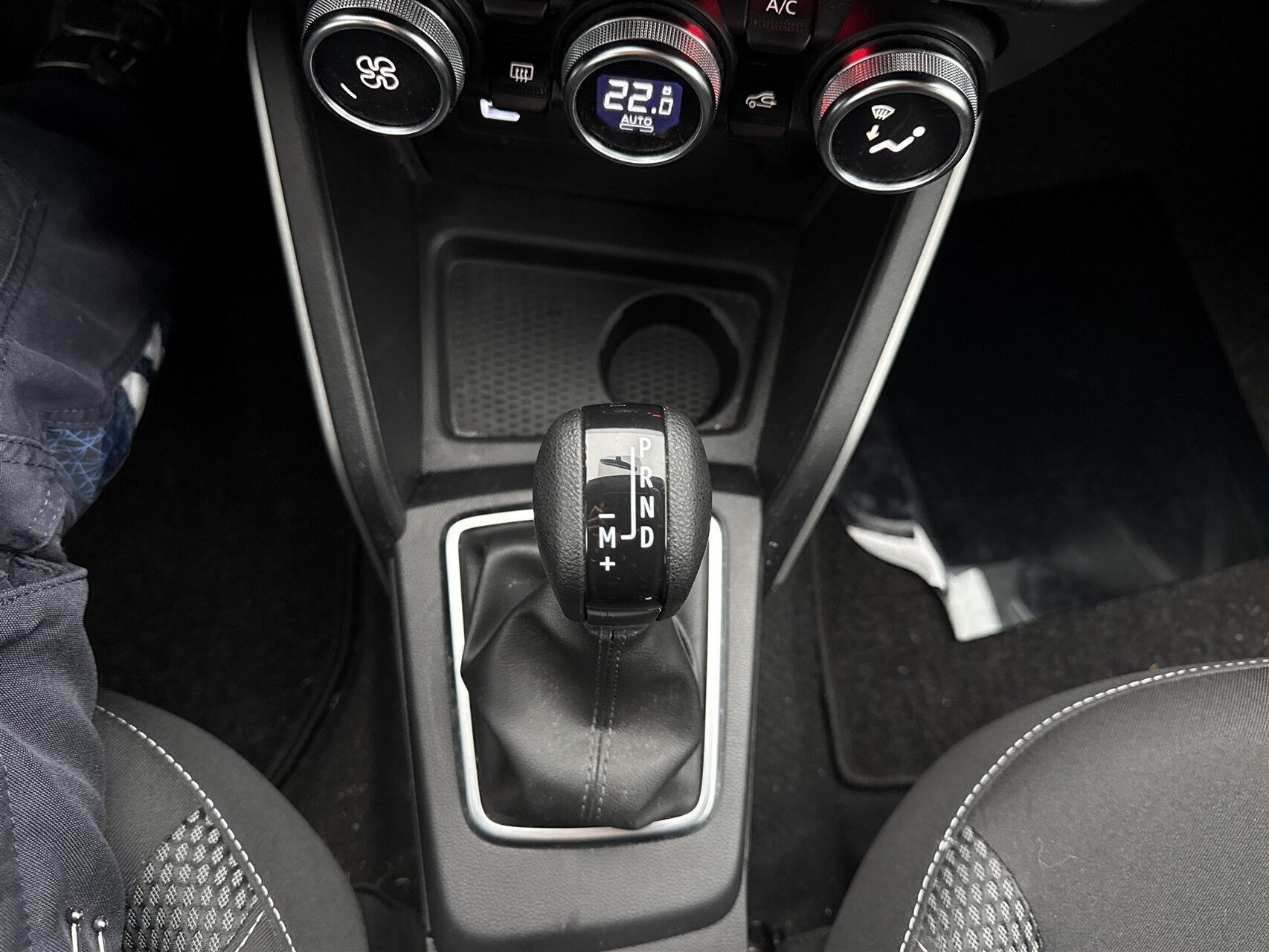 Hvid Dacia Duster fra 2023