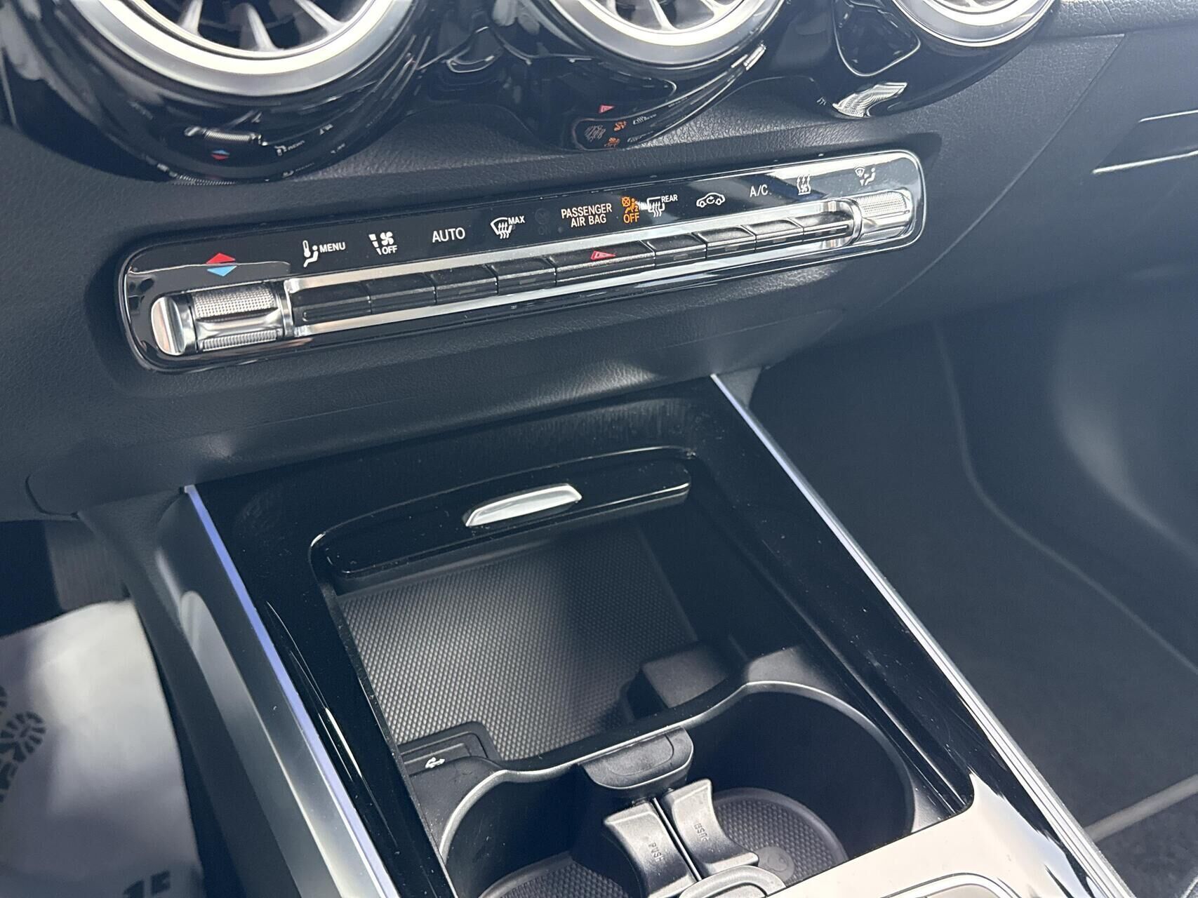 Blå Mercedes EQB 300 fra 2024