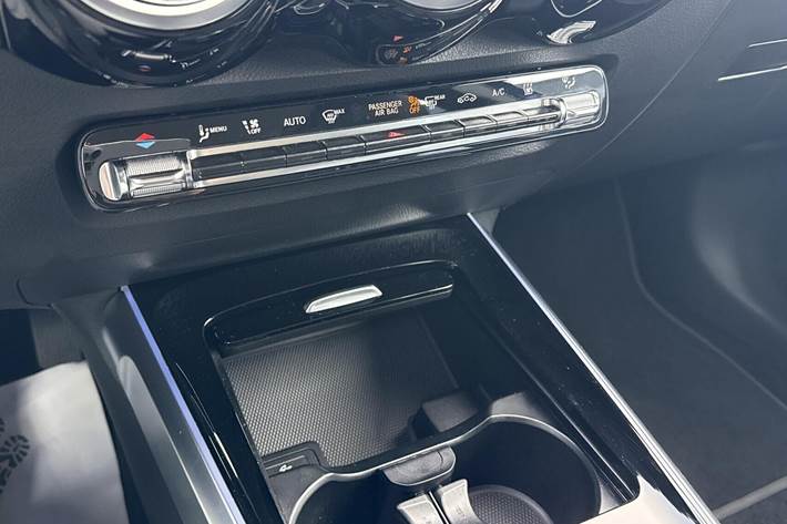 Blå Mercedes EQB 300 fra 2024