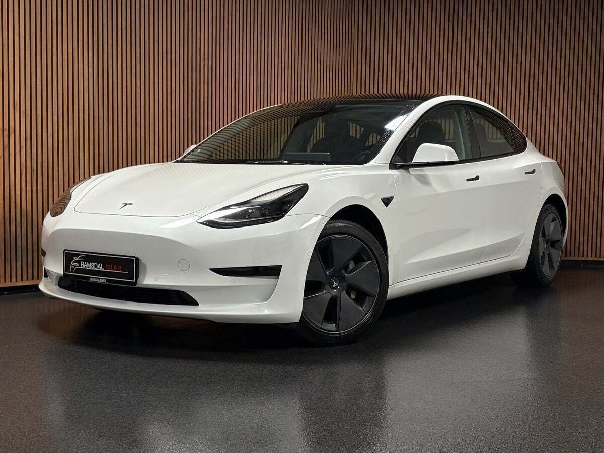 Hvid Tesla Model 3 fra 2022 set udefra