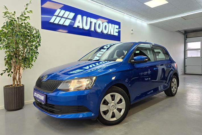 Blå Skoda Fabia fra 2017 set udefra