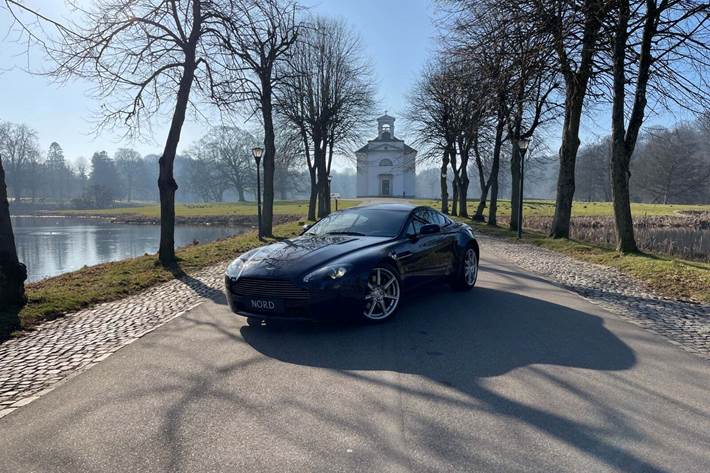 Blå Aston Martin V8 Vantage fra 2006 set udefra