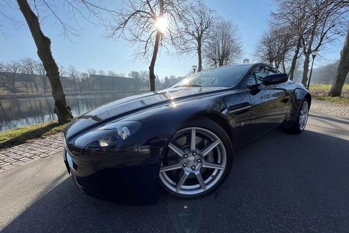 Blå Aston Martin V8 Vantage fra 2006