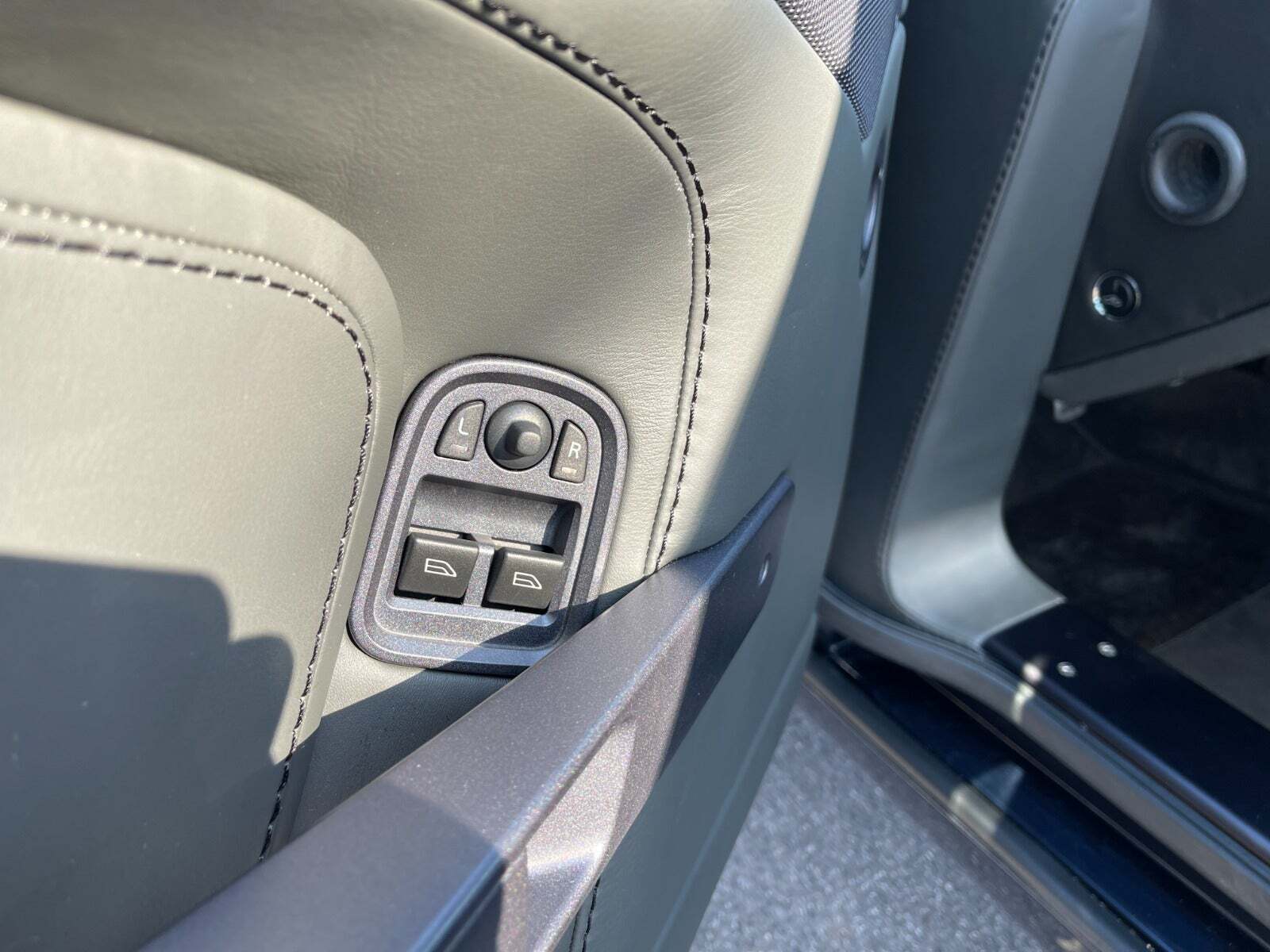 Blå Aston Martin V8 Vantage fra 2006 set indefra