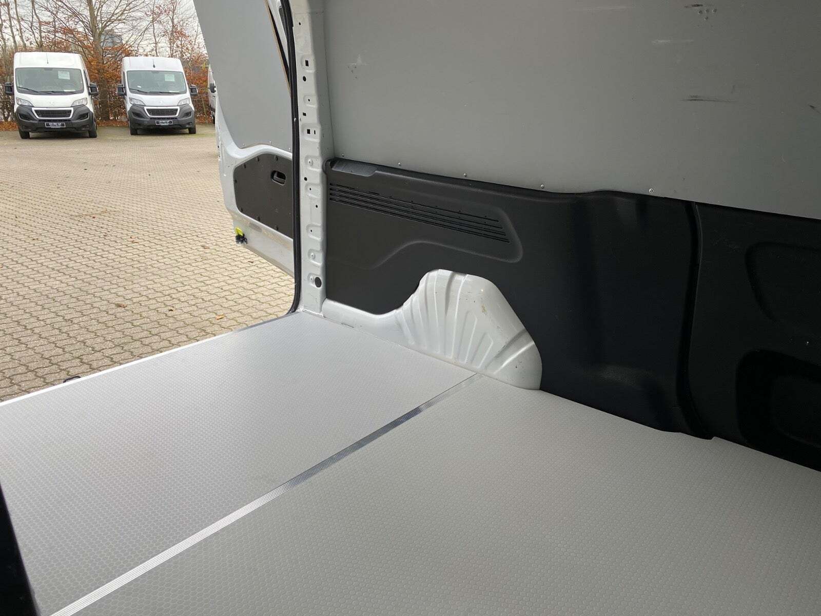 Hvid Peugeot Partner fra 2020