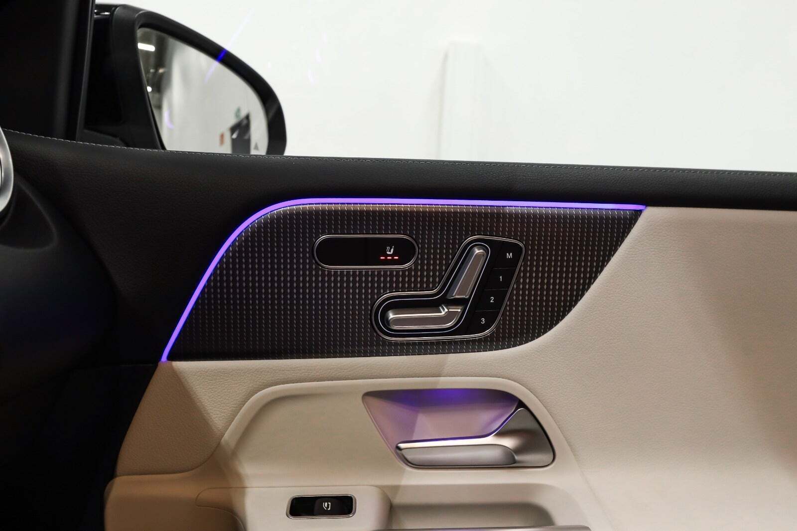 Blå Mercedes EQB350 fra 2022