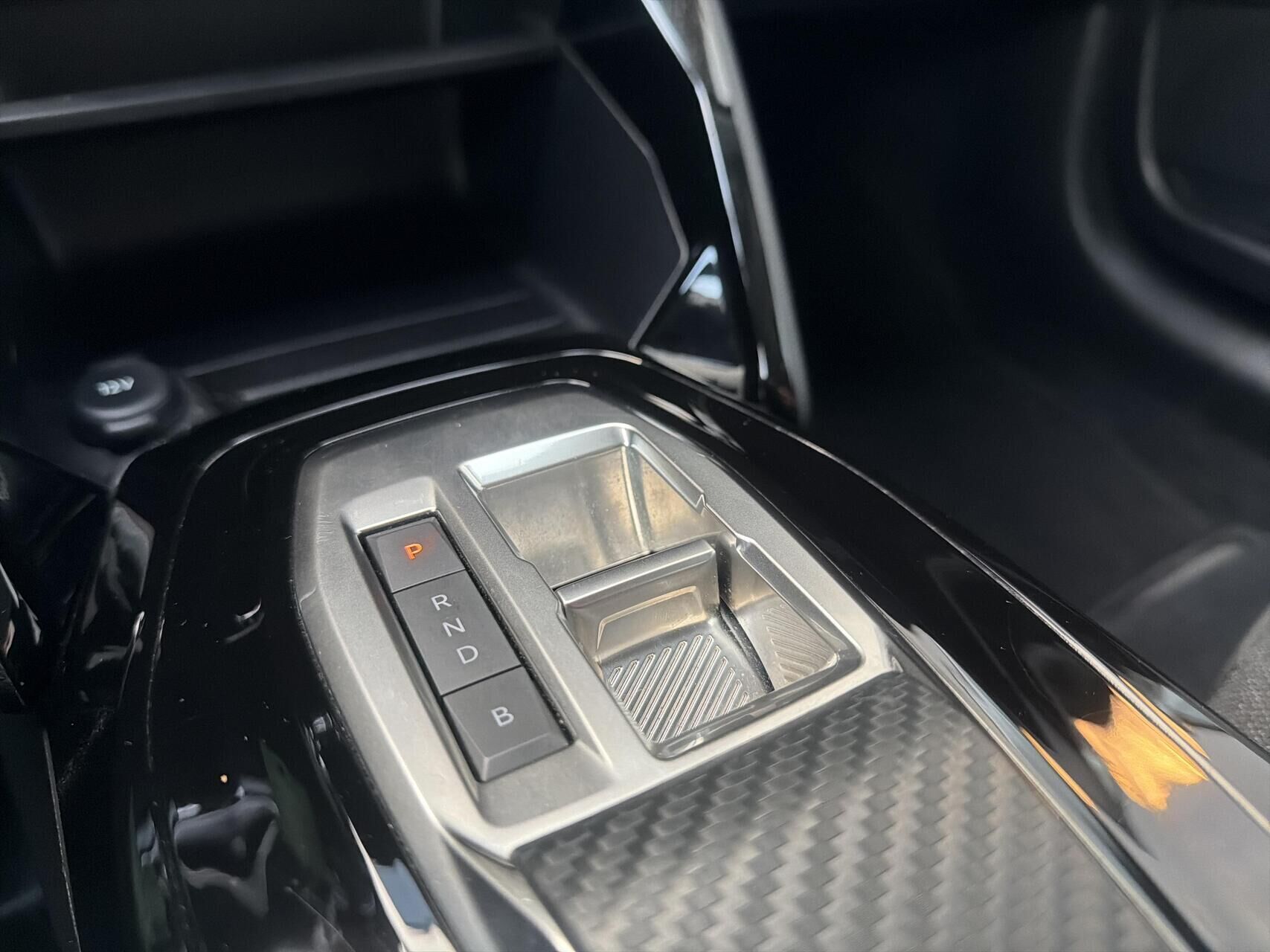 Hvid Peugeot e-208 fra 2025