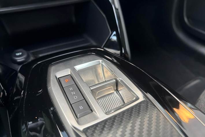 Hvid Peugeot e-208 fra 2025