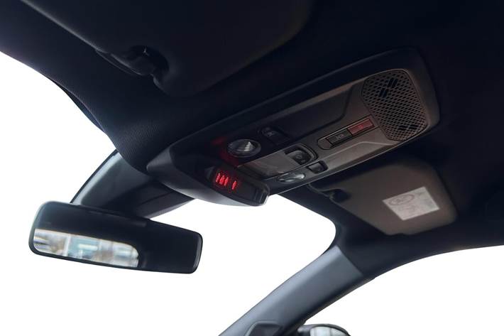 Sort Peugeot e-2008 fra 2025