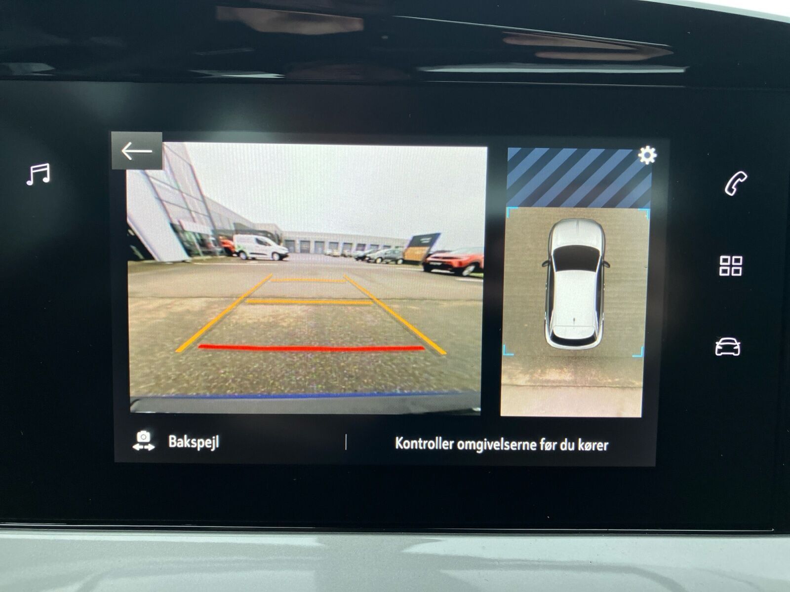 Blå Opel Mokka-e fra 2023