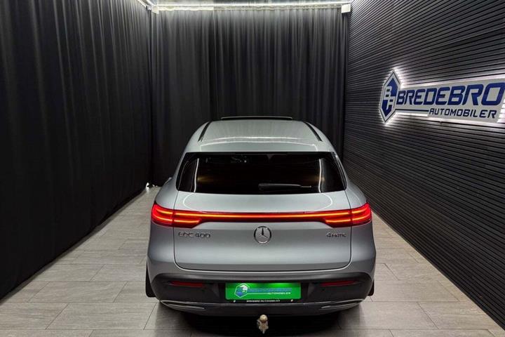 Sølv Mercedes EQC400 fra 2021
