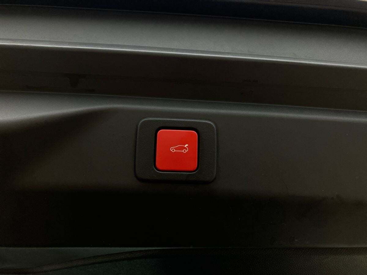 Sølv Peugeot e-3008 fra 2024