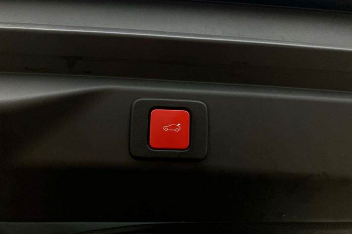 Sølv Peugeot e-3008 fra 2024