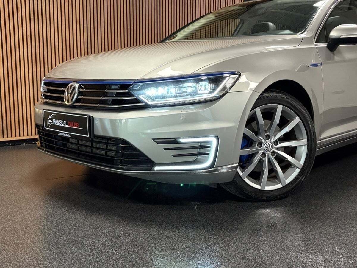 Sølv VW Passat fra 2016