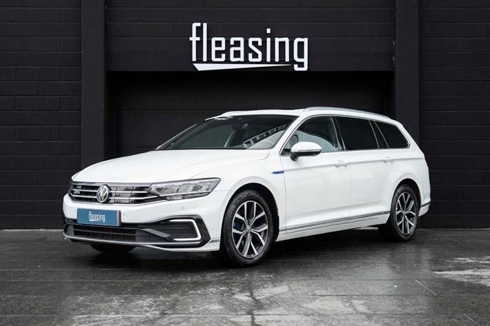 Hvid VW Passat fra 2021 set udefra