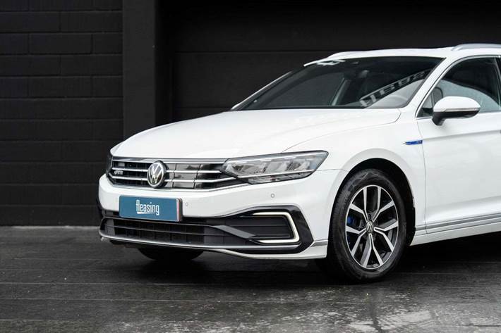Hvid VW Passat fra 2021